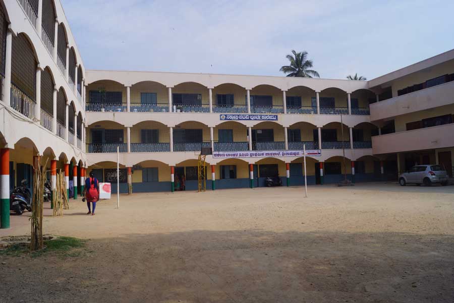 Cour de l'école qui accueille notamment des enfants en situation de handicap