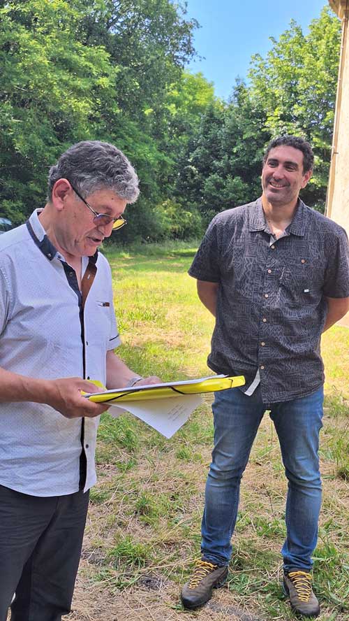 Mustapha Aliouat présente Sylvain Delzon aux participants (Photo de ces deux hommes)