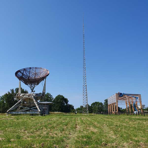 La construction en bois en cours de réalisation avec l'antenne de l'observatoire de Bordeaux