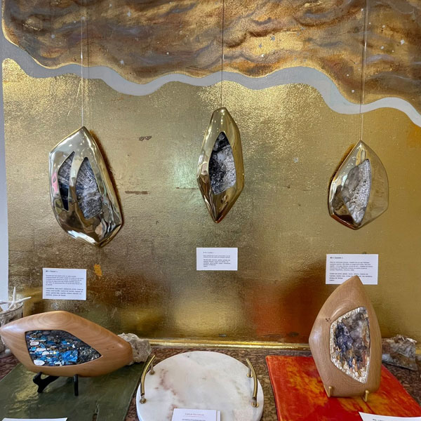 L'exposition de différents "talismans", des œuvres en laiton ou en bois remplies de mosaïques