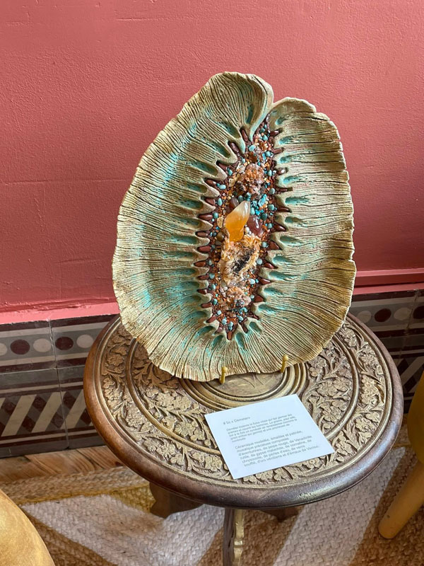 Une oeuvre de mosaïques sous forme d'un grand coquillage ouvert