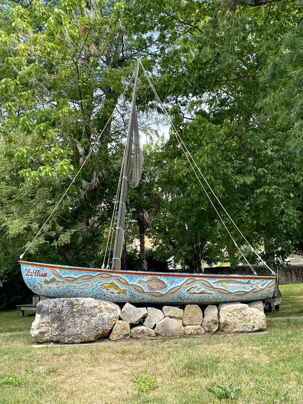 La barque tout en mosaïques, exposée dans le Port de Plassac : "Embarquez sur la Muse" datant de 2018