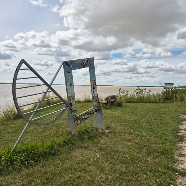 L’œuvre "Fenêtre sur l'Estuaire" qui se trouve tout au bord de l'Estuaire de la Gironde à Plassac.