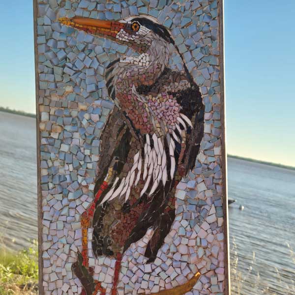 Un des oiseaux en mosaïque sur le cadre de la Fenêtre sur l'Estuaire.