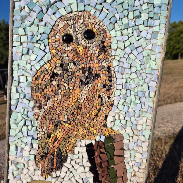 Une chouette en mosaïque dans le cadre de l’œuvre "Fenêtre sur l'Estuaire"