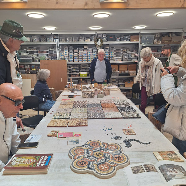 La table dans l'Atelier La Babylone chargée de créations en mosaïque pour expliquer les techniques et choix des matériaux