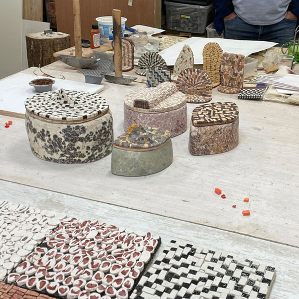 Les boîtes et objets en mosaïque présentées par Victor Simoneau