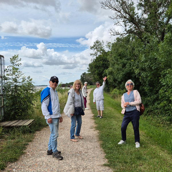 Quelques participants se promènent ensemble le long du chemin qui longe l'estuaire de la Gironde à Plassac