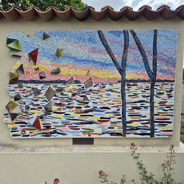 L’œuvre "Reflets sur l'Estuaire" exposée en allant vers le terrain de tennis et la Gironde.